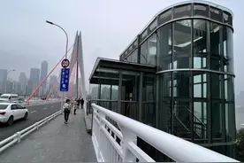 重庆东水门长江大桥垂直升降梯投用 大桥与两岸滨江路实现步行通达图片