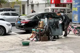 现在谁还在修自行车？杭州东园街口的唯一，65岁老孙和他守了30年的修车摊图片