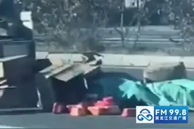 惊险！哈市一满载“自热火锅”货车突然起火，他们徒手火中取物图片