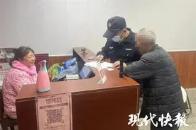 骑行80多公里后电动三轮车没电，老人准备推100多公里回家图片