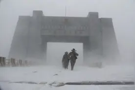 趟流沙河，走刀背路，“从来没有兄弟说过戍边苦”！网友：有人守护，才有团圆图片