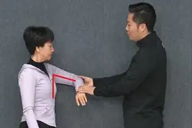肩膀出现疼痛甚至活动度受限？当心这种病！2个动作帮你缓解图片