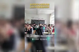 云南一老师带学生跳舞活跃气氛图片