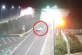 定速巡航失灵轿车狂奔百公里：两地警车接力为其开道，曾建议驶入避险车道视频封面