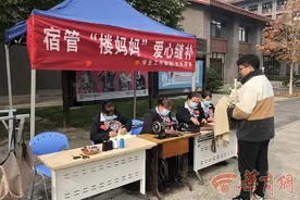 暖心！西建大“楼妈妈”组团帮学生缝补衣服图片