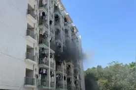 网友举报！高校“面具”男在宿舍内煮饺子……图片