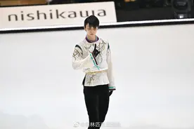 羽生结弦开启首次单独冰演 现场宛如童话世界图片