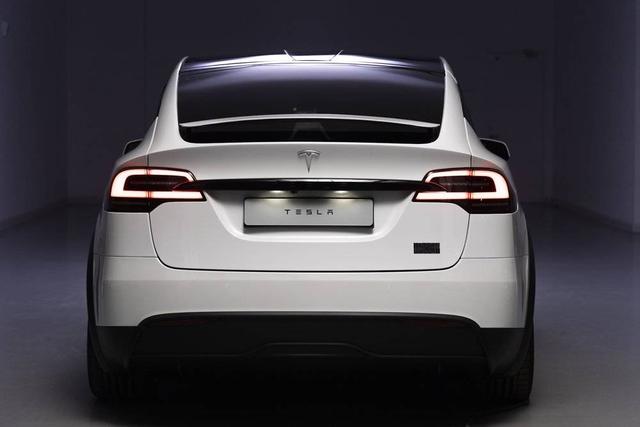 特斯拉新款百万豪车,我们在上海开到了