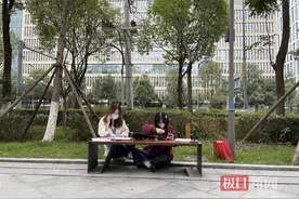 00后姐妹街头直播卖画救血癌母亲：必须勇敢面对，盼筹齐骨髓移植费图片