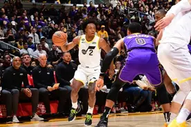 科林-塞克斯顿替补上场贡献17分4篮板3助攻图片