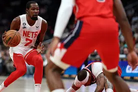 杜兰特：我以为加福德是踩到汗上滑倒的图片