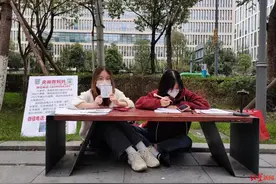 成都00后姐妹直播卖画为母治病，众网友暖心支持：坚持下去就是胜利图片