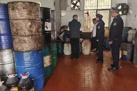 严查！雨花城管端掉一处地沟油提炼窝点图片
