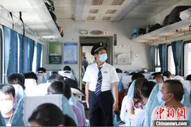 广西长期坚持开行9对公益列车 近500万民众受益图片