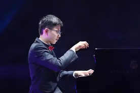 钢琴少年舒海峰：一个自闭症家庭如何寻找出路？图片