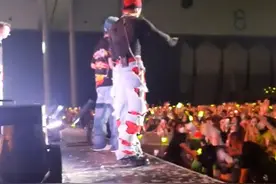 韩男团“NCT 127”印尼演唱会粉丝推搡致30人晕厥，当晚演出被叫停图片