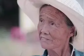 七旬奶奶仅有小学三年级文凭，景区卖水自学10多门外语图片