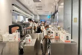 奶茶咖啡双向“互卷”？喜茶开放加盟，加入下沉市场大混战图片
