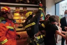 “生死局”网红游戏惊动消防，喝酒也不能如此任性 | 新京报快评图片