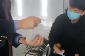 18万“小耳朵”不慎丢失！乘务员连夜翻遍垃圾袋帮忙找回图片