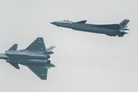 歼-20首次降落珠海航展中心，近距离与观众见面图片