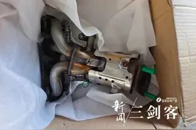 人保指定的修车店，偷换汽车零配件？福建车主投诉几个月没人理「新闻三剑客」图片