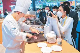 从“头回客”到“常驻客”，进博老友“来了又来”——年年来，年年新图片