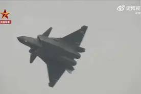 第14届中国航展飞行表演，歼-20上演连续空中横滚图片