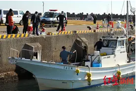 日本81岁男子将妻子推入海中致其溺亡：照料瘫痪妻子40年，“我真的累了”图片