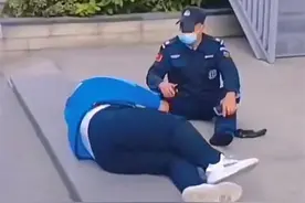 外卖小哥跪求保安归还车钥匙，物业：他没按规定停车图片