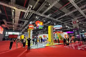 近8万块积木、366小时拼搭旋转木马 乐高今年进博展台成游乐场图片