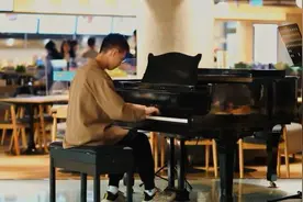 北大食堂放了一架钢琴，弹《稻香》时还有人一起合唱