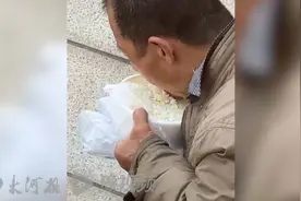 北京一外卖大哥干嚼米饭，擦塑料勺瞬间让人破防，路人：想请老哥吃顿饭图片