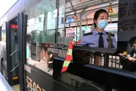 再见，公交售票员！温州市区最后一班有人售票公交车谢幕图片