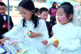 幼儿园为男教师办婚礼 萌娃骑脚踏车组了个“迎亲车队”图片