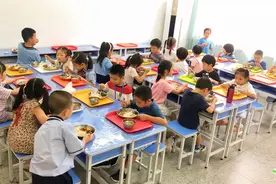 “托管”有人管，孩子不“饭难”——厦门校外“小饭桌”治理记图片