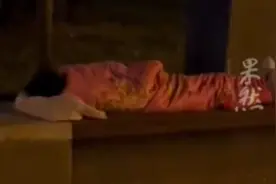 送快递男生失业，房租到期露宿街头睡公共长椅，陌生人一关心哭了图片