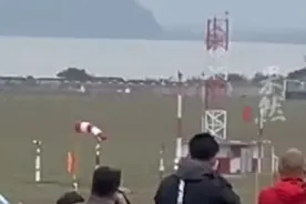 网友拍到的歼20降落过程，隔着屏幕都能感受这份喜悦图片