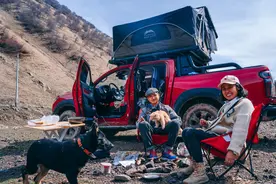 遭遇失业、欠薪后，90后北漂夫妻将皮卡改造成房车，游遍大半个中国图片