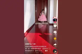 巴黎时装周欠你一个舞台！5岁半女孩穿塑料袋礼服走秀图片