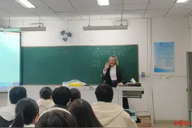 对话穿汉服上课走红外教：来中国17年熟读四大名著，爱好武术，还会炒宫保鸡丁图片