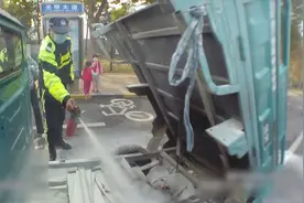 电动三轮车冒烟起火 枣庄薛城巡逻交警紧急灭火图片