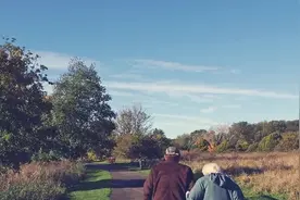 老年人想要身体健康，这5件事千万不能做“太久”，一定要注意图片