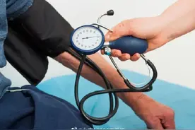 高龄高血压患者管理中，什么时候开始治疗？降压目标是多少？图片