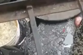 老板在自家餐厅看到一女子在打捞地沟油问其目的，女子支吾不清图片