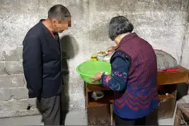 因为一句临终嘱托，夫妻俩照顾邻家孩子41年图片