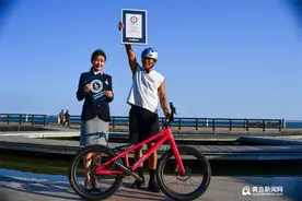 “青岛小伙”刷新吉尼斯世界纪录 1分钟完成14次自行车后轮定杆“海豚跳”图片