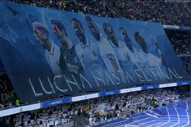 霸气外露！皇马主场展示“战斗到底”巨型tifo，球员画上战神眼妆图片