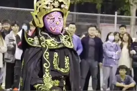 大四男生操场表演川剧变脸吐火被围观：为了缓解大家的考研压力图片