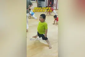 萌娃练习跆拳道展示超顺滑一字马图片